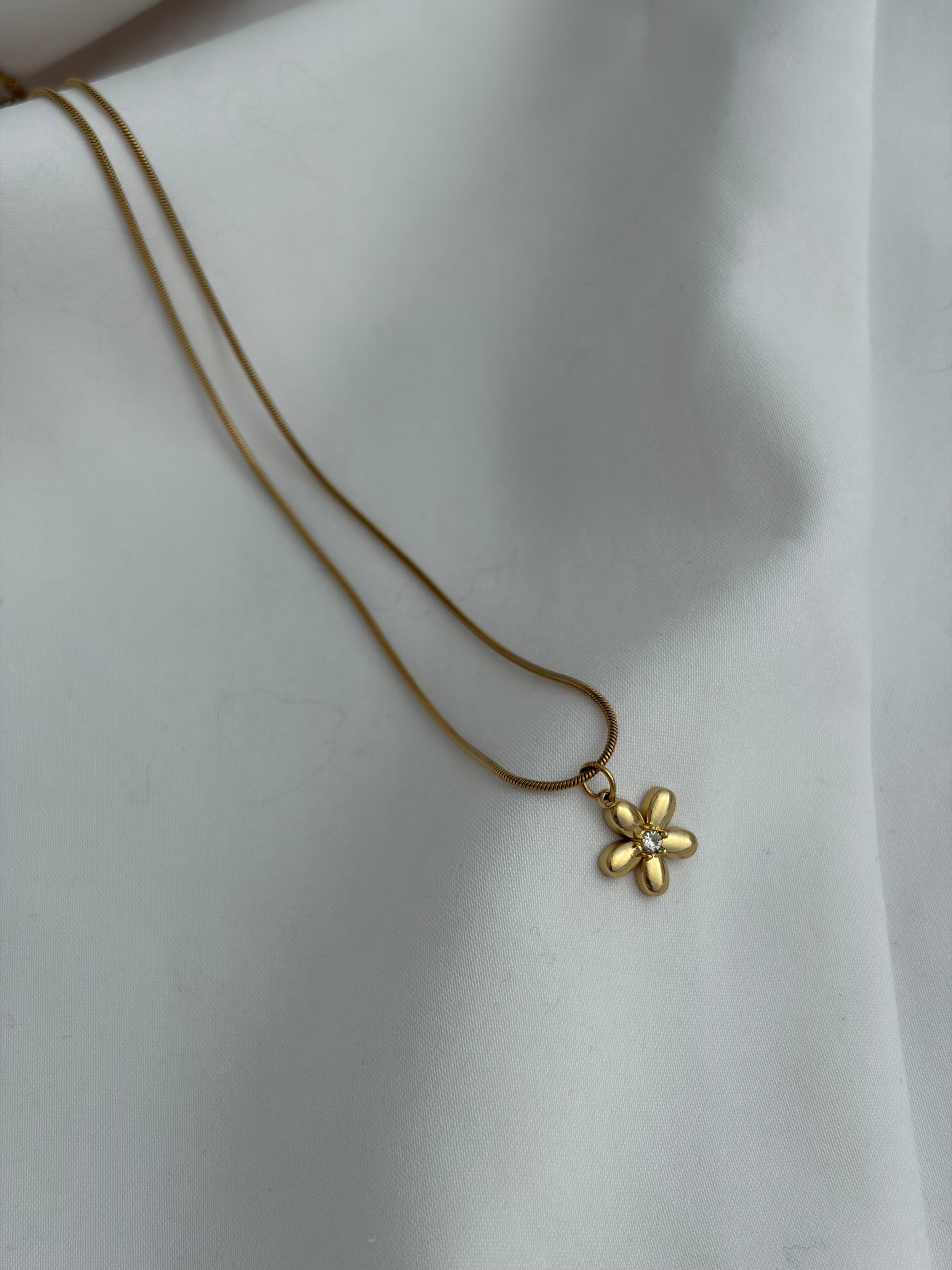 Dainty daisy necklace