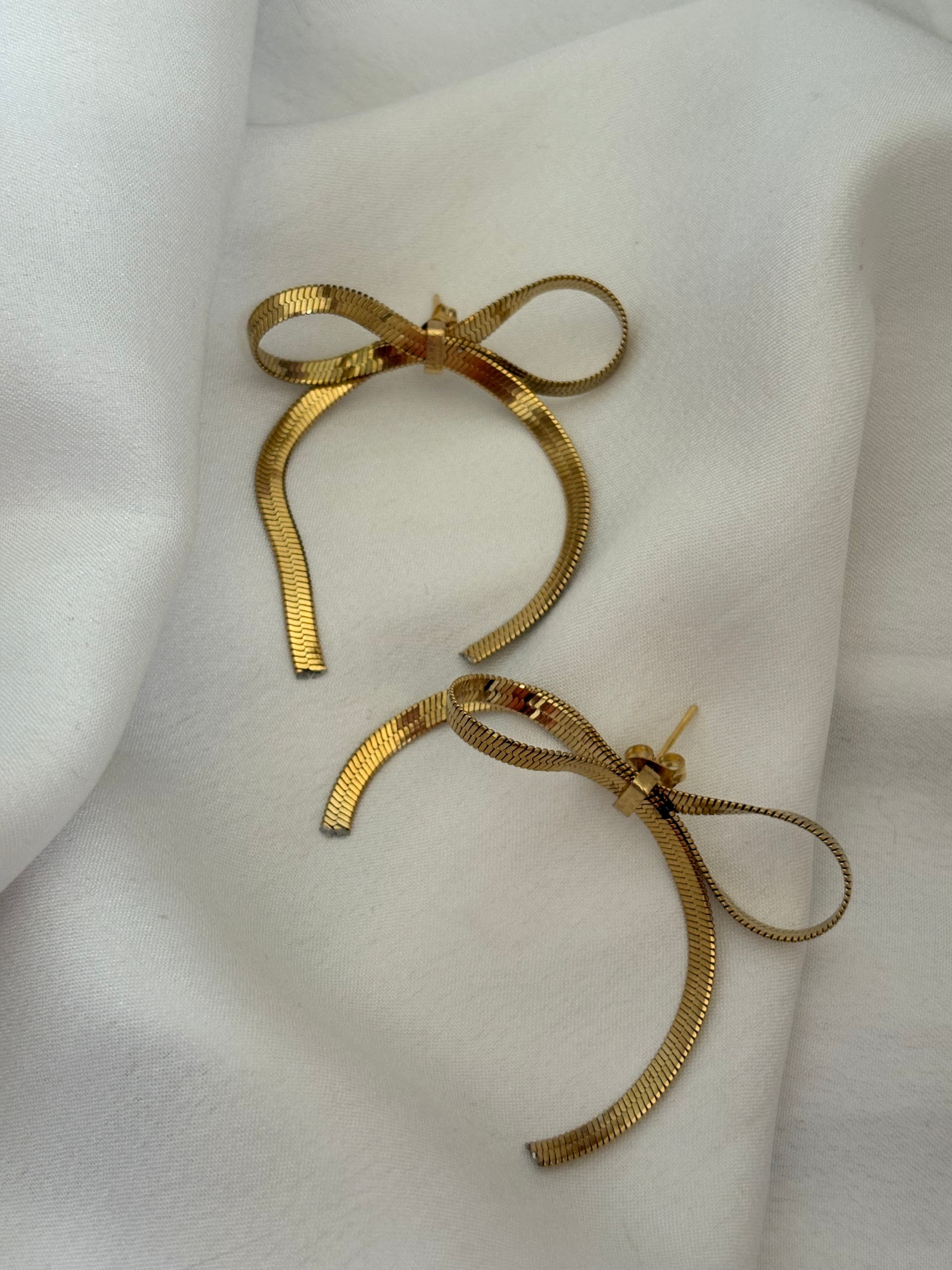 Bow earring