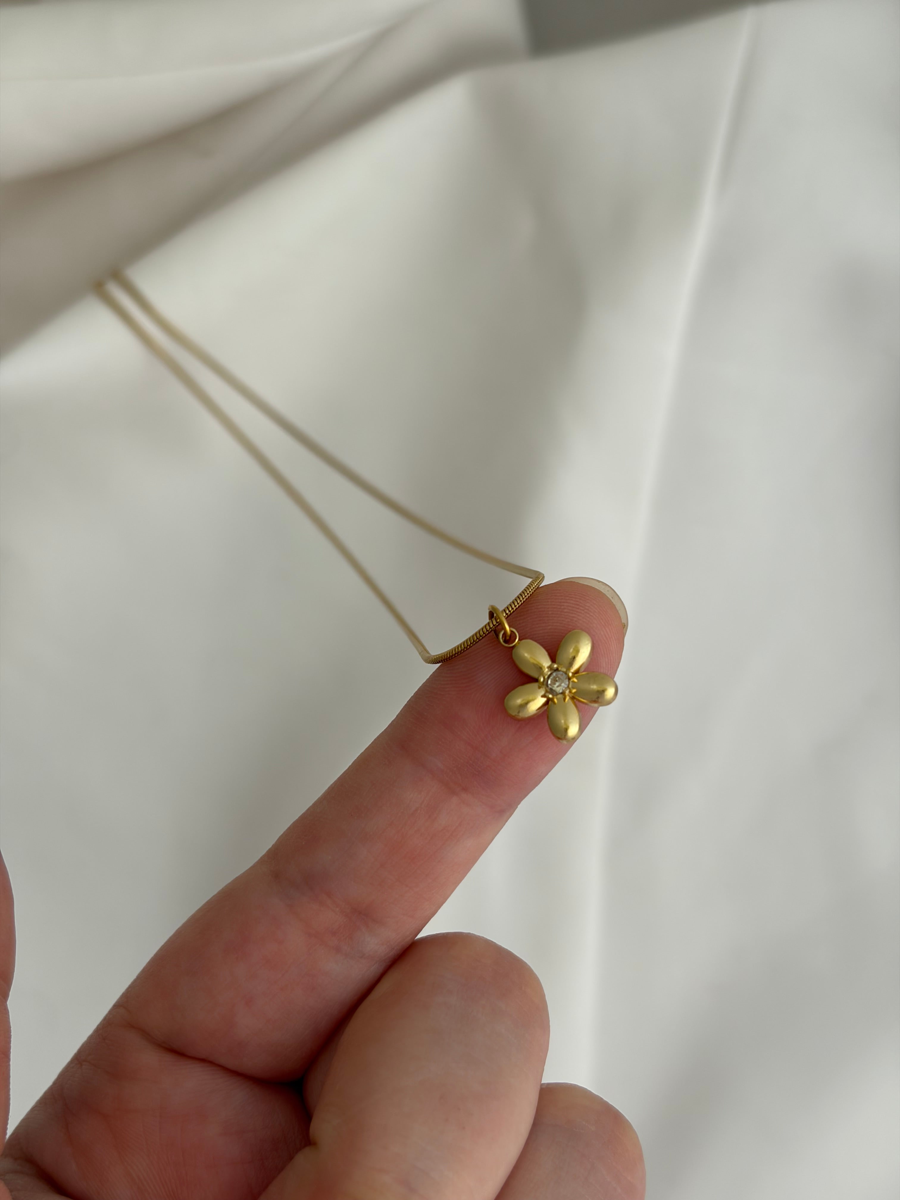 Dainty daisy necklace