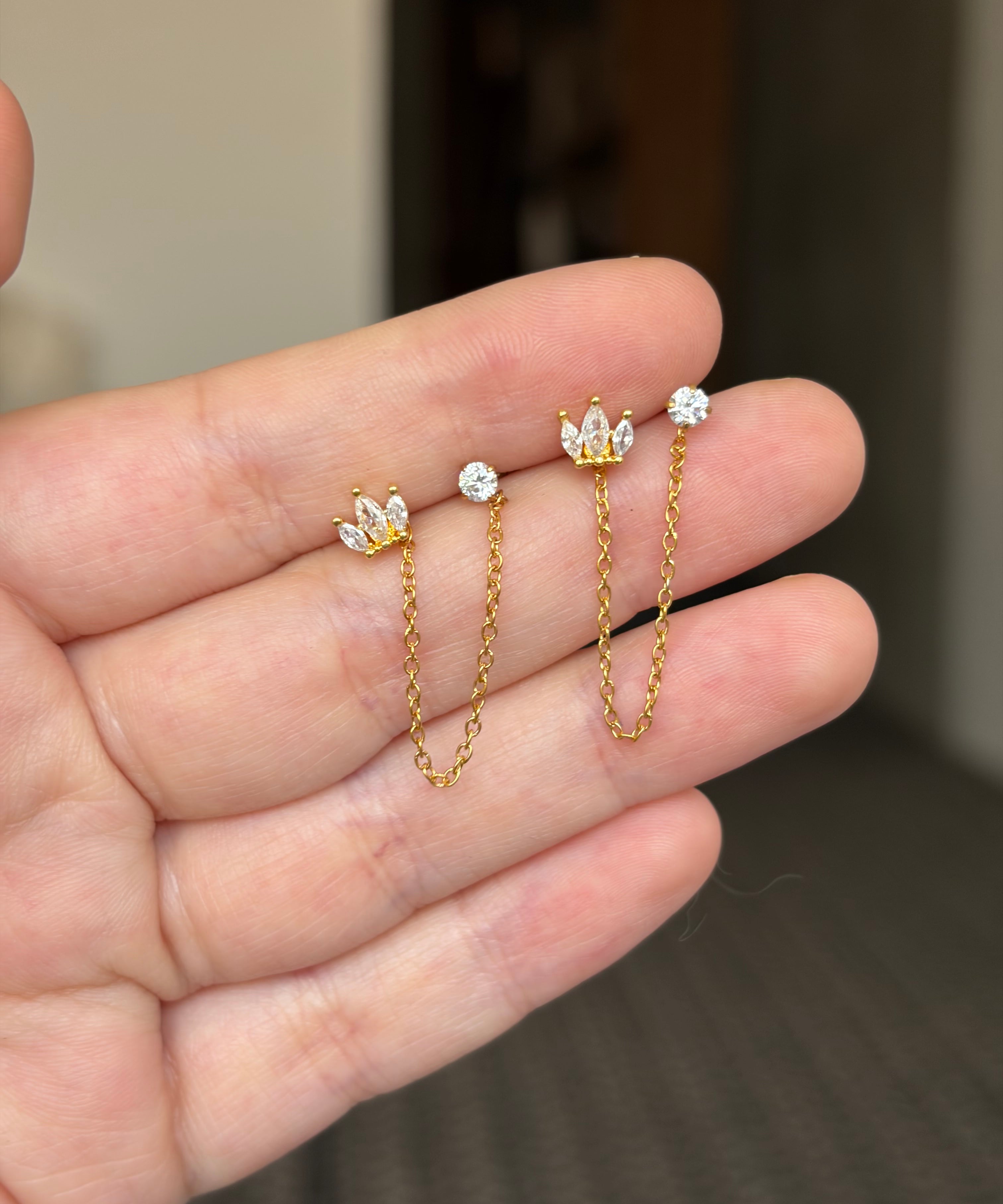 Queen chain earring (ball back)