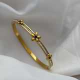 Flowing bracelet