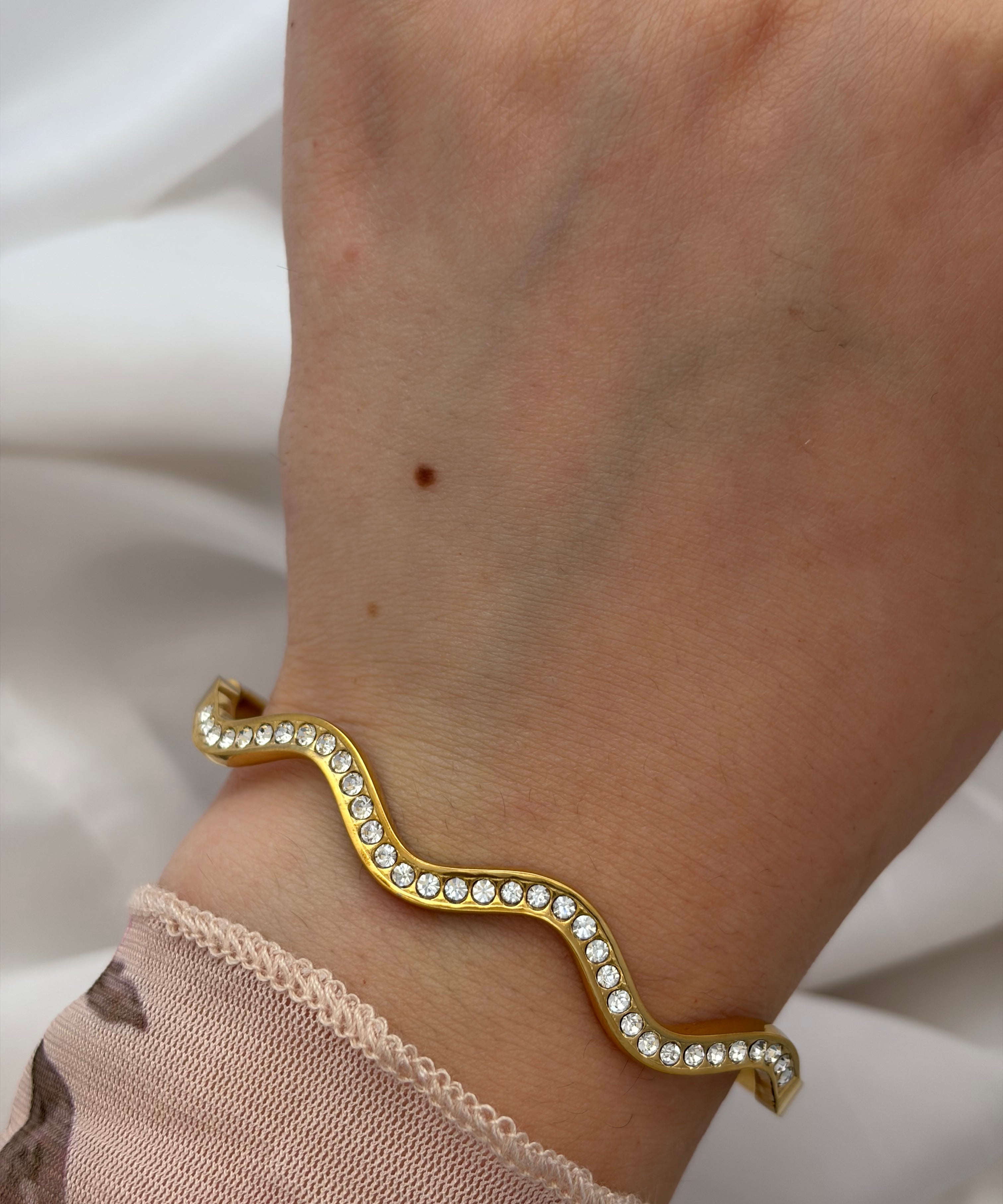 Milky bracelet
