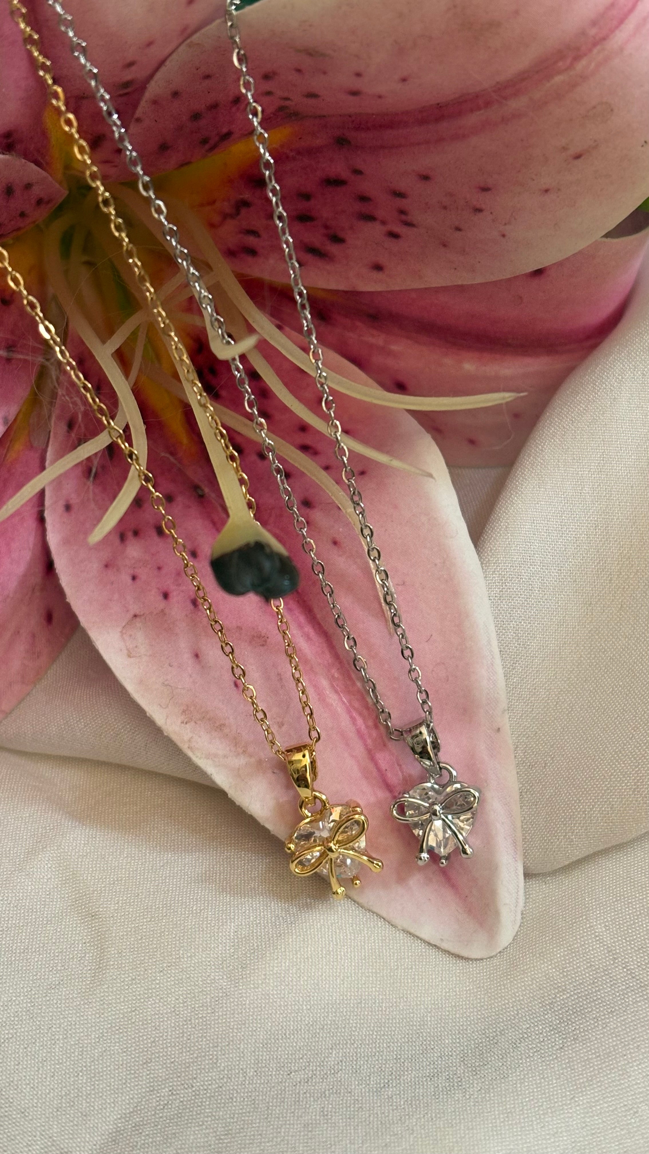 Bow necklace