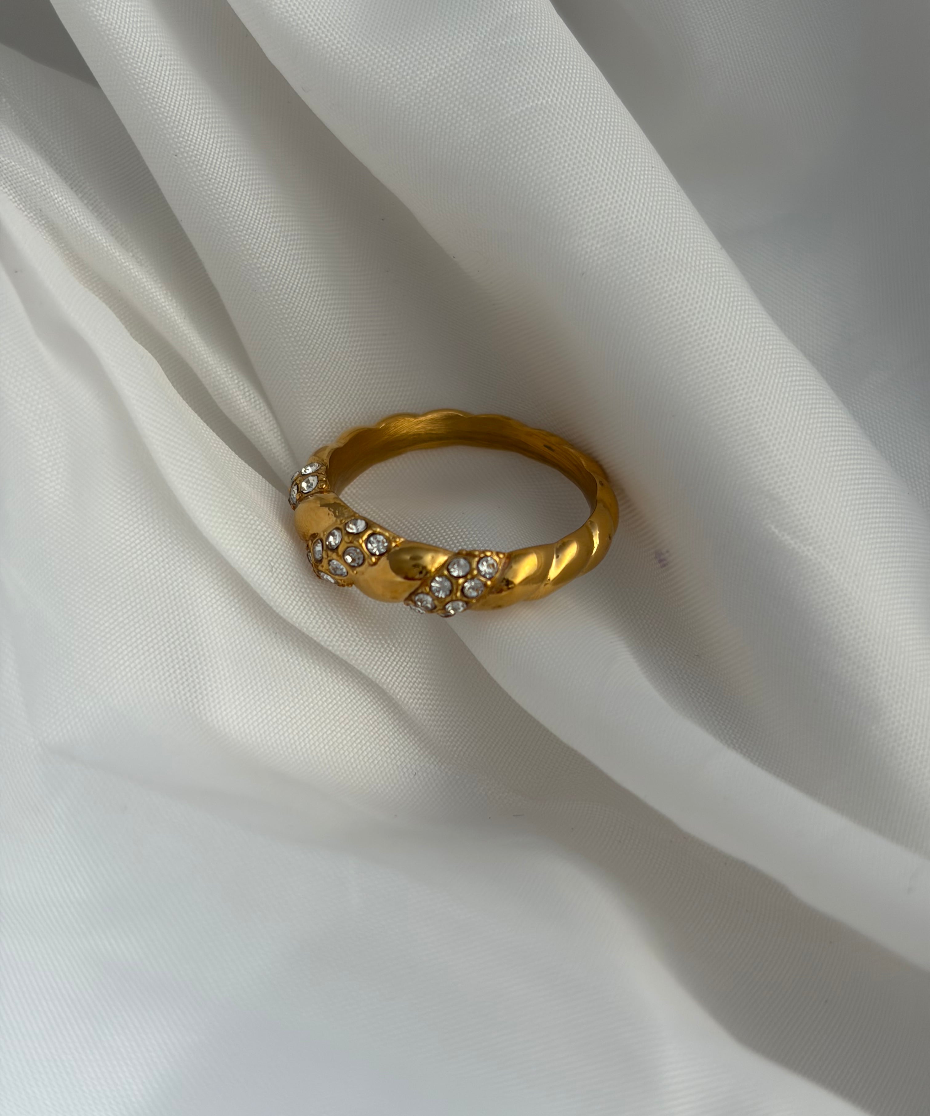 Crossiant ring
