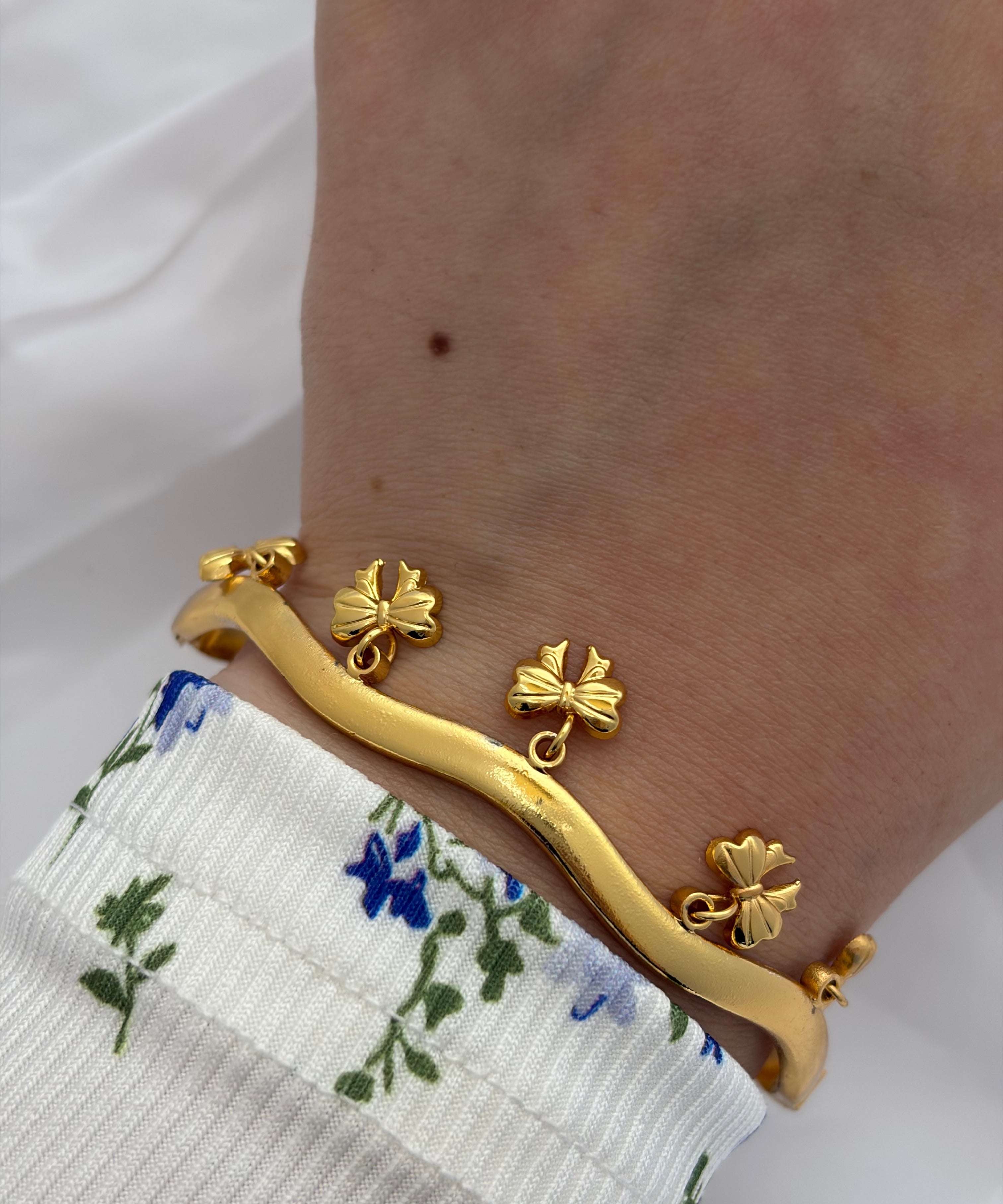 Bow charm bracelet