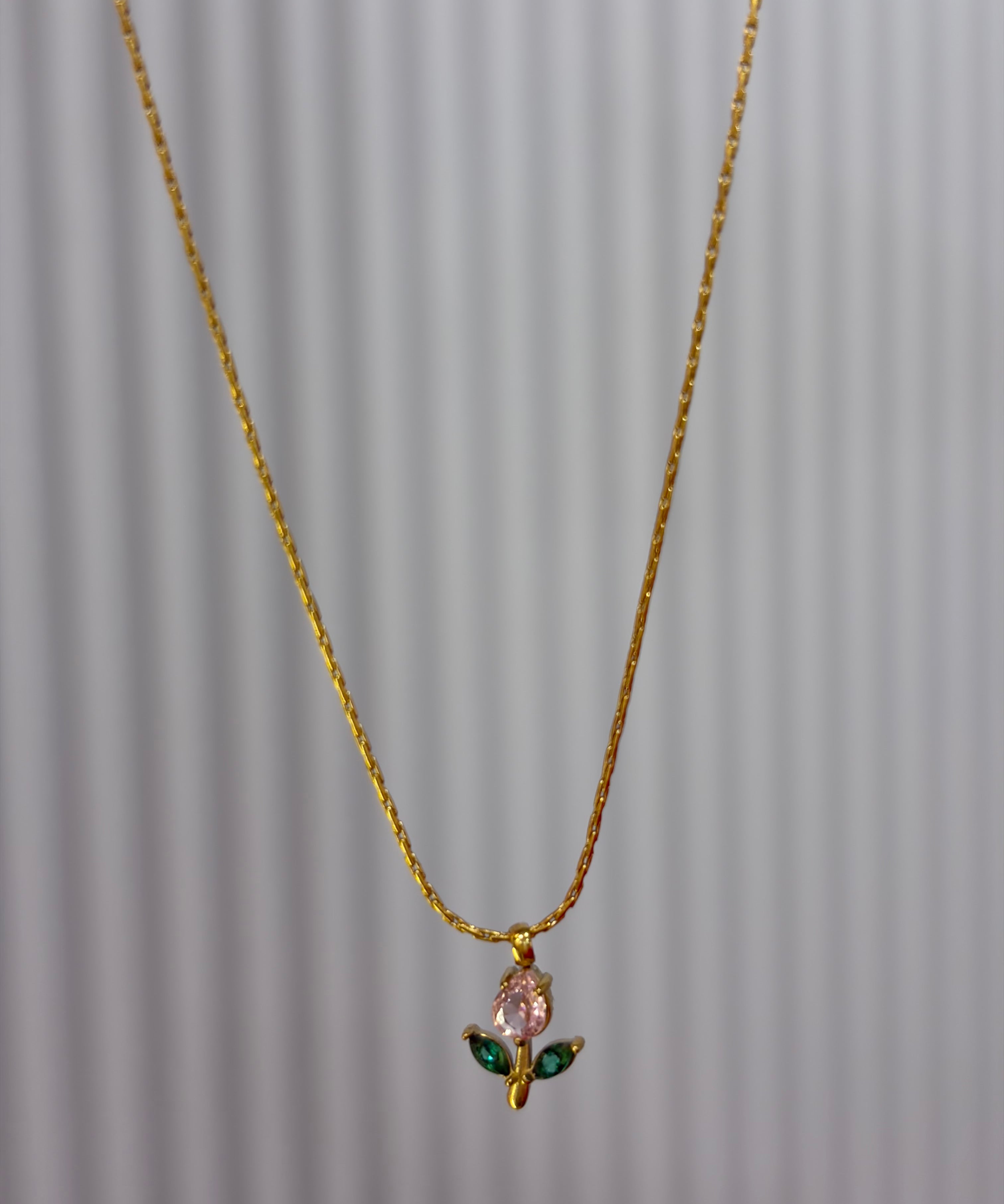 Minimal tulip necklace