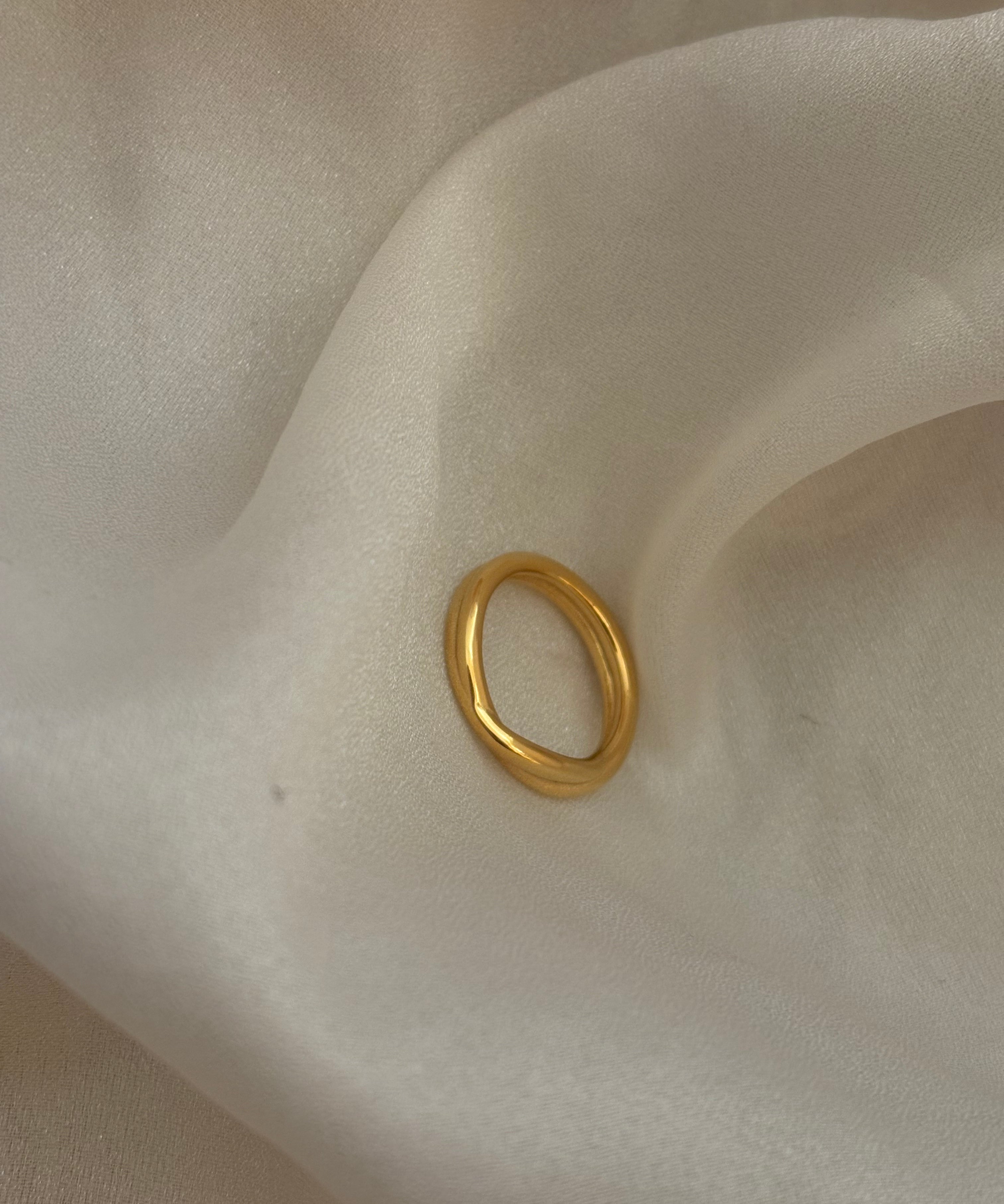 Curvy ring