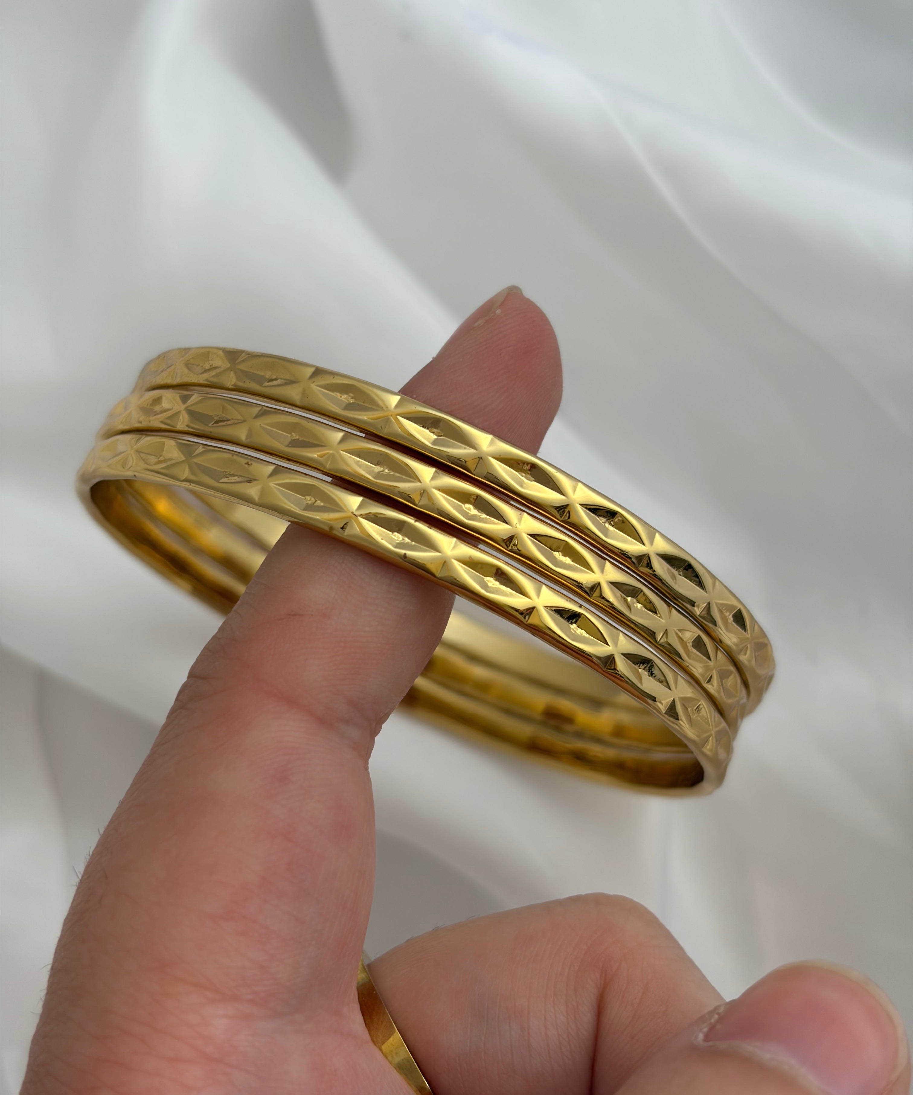 Hump bangles