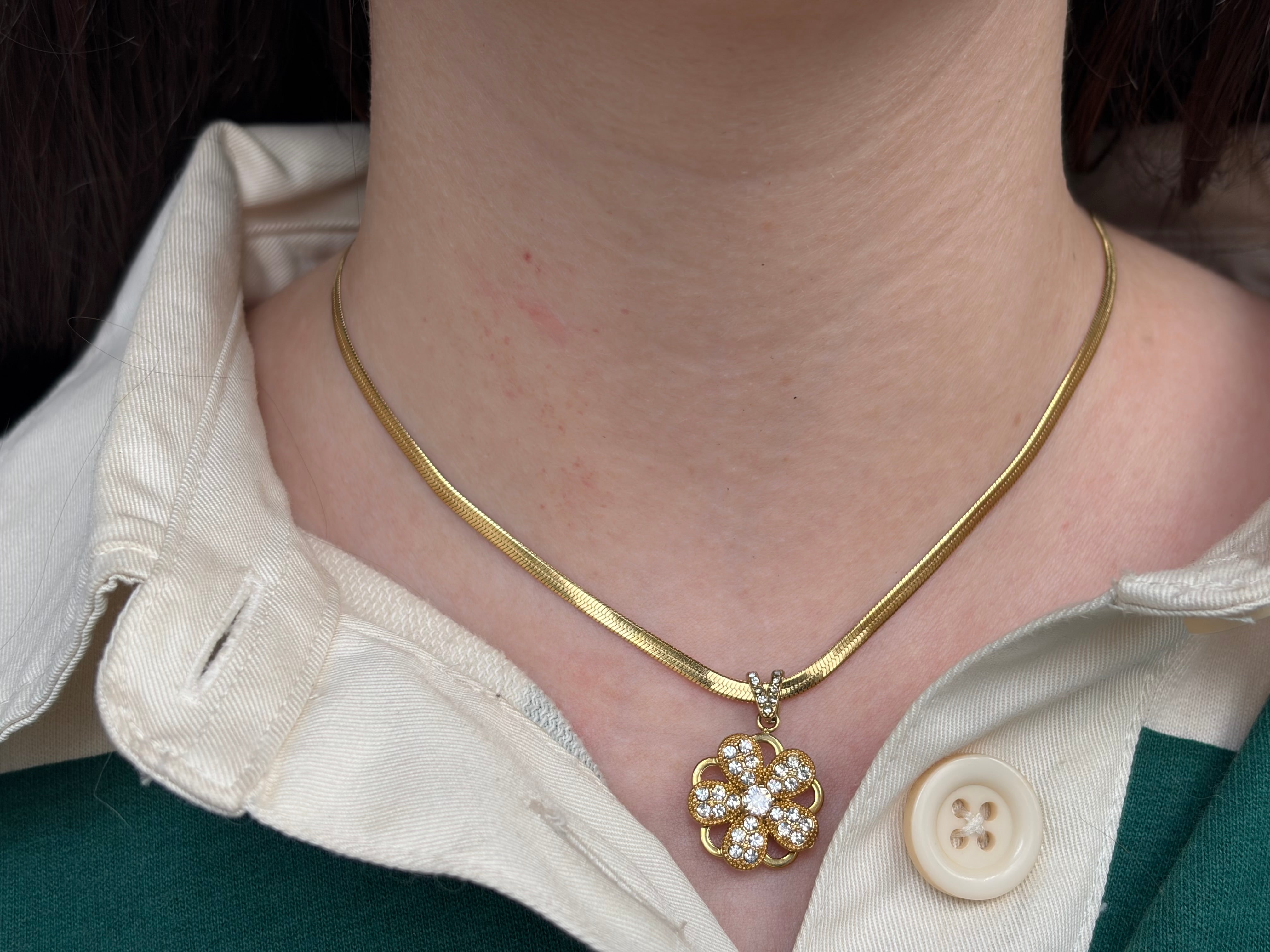 Floral spin necklace