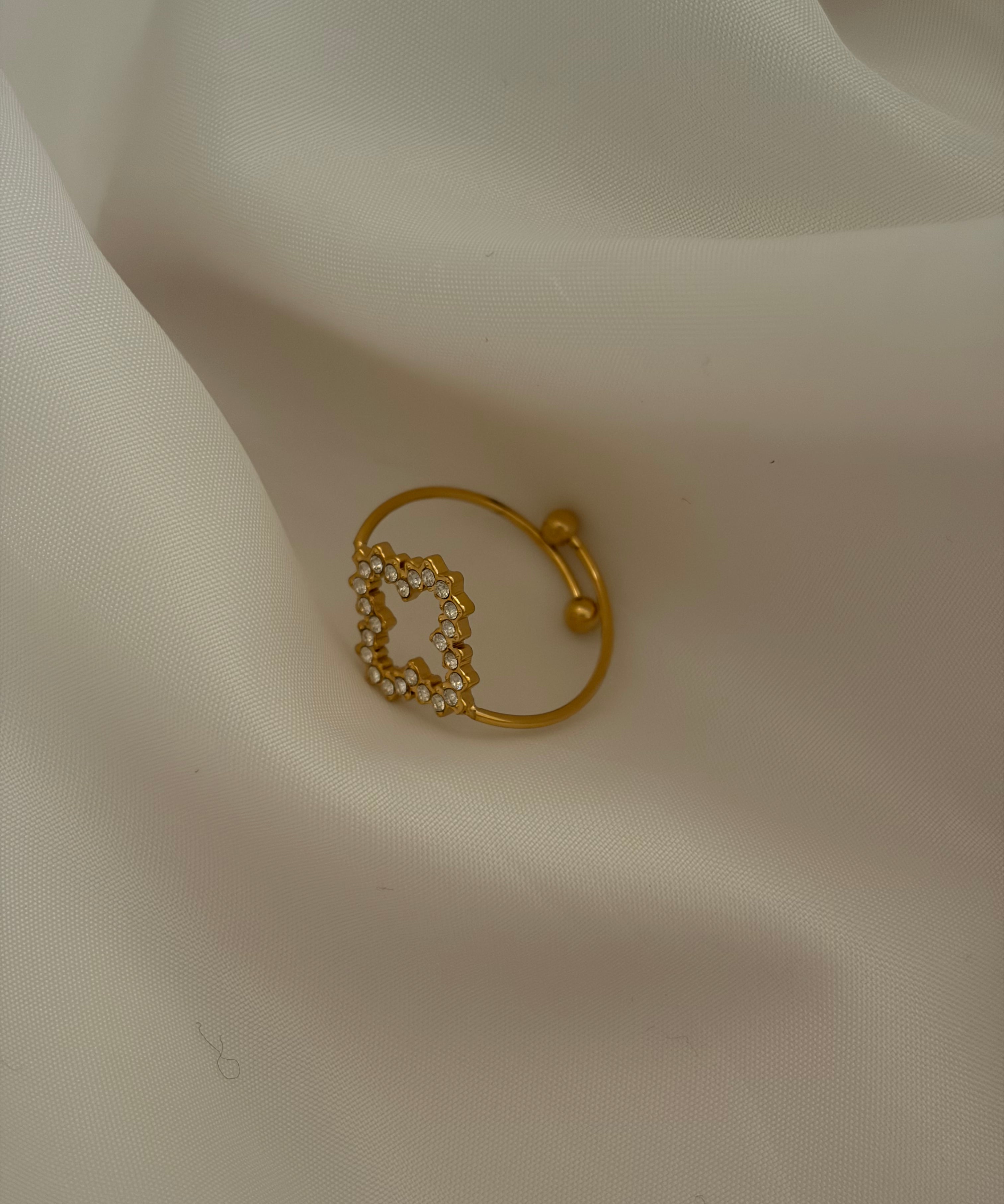 Clover studded ring