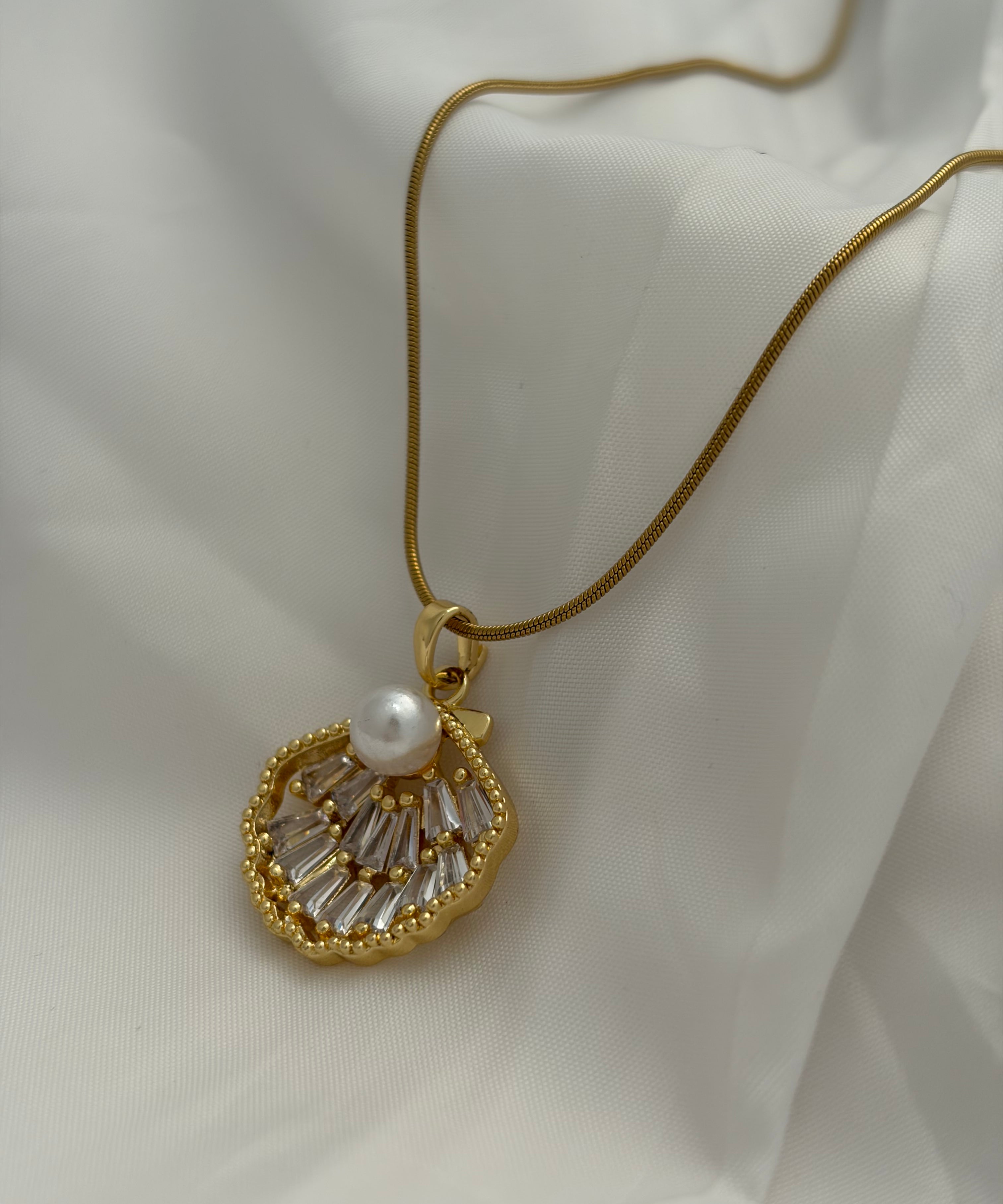 Shell pearl necklace