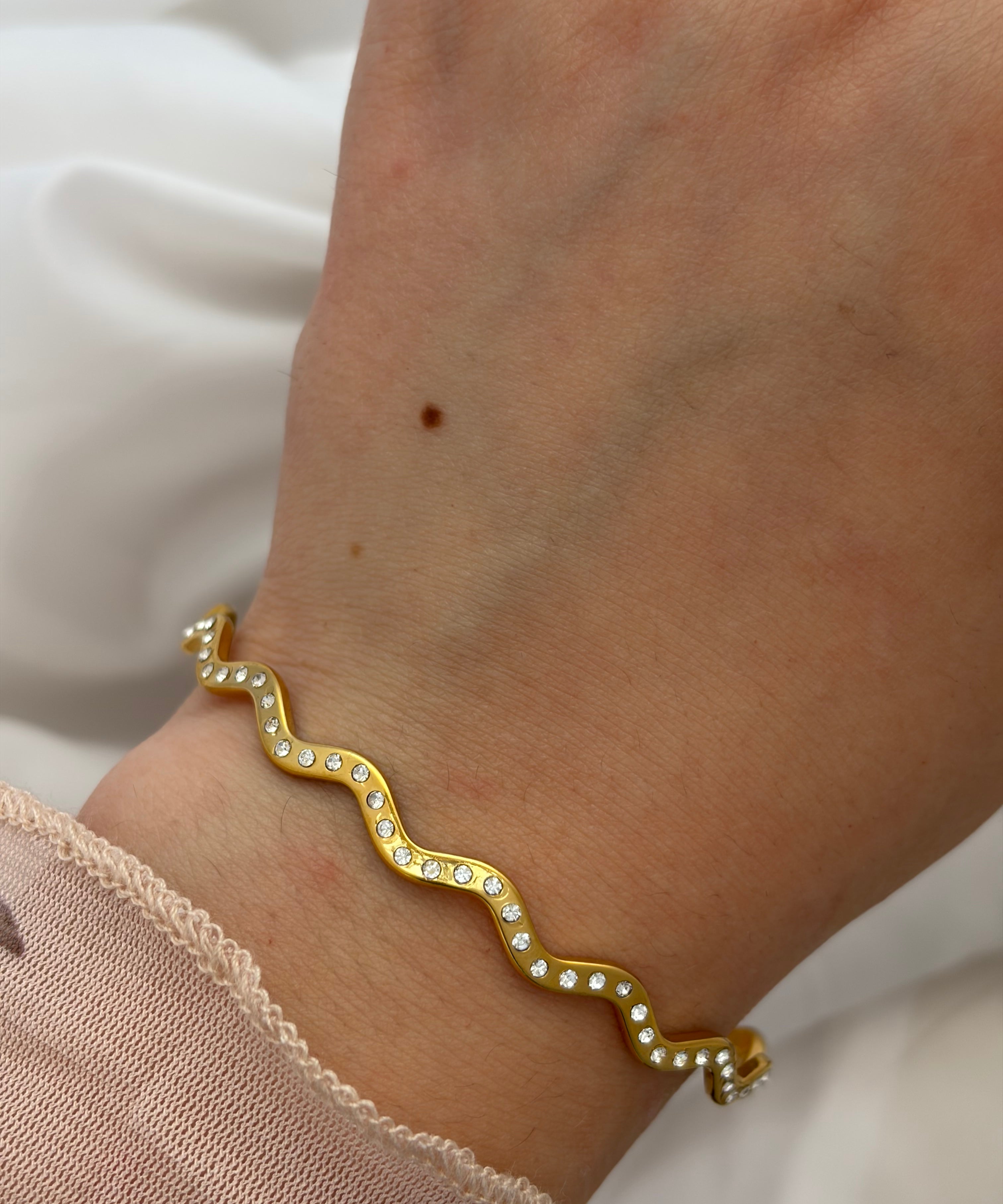 Waving bangle