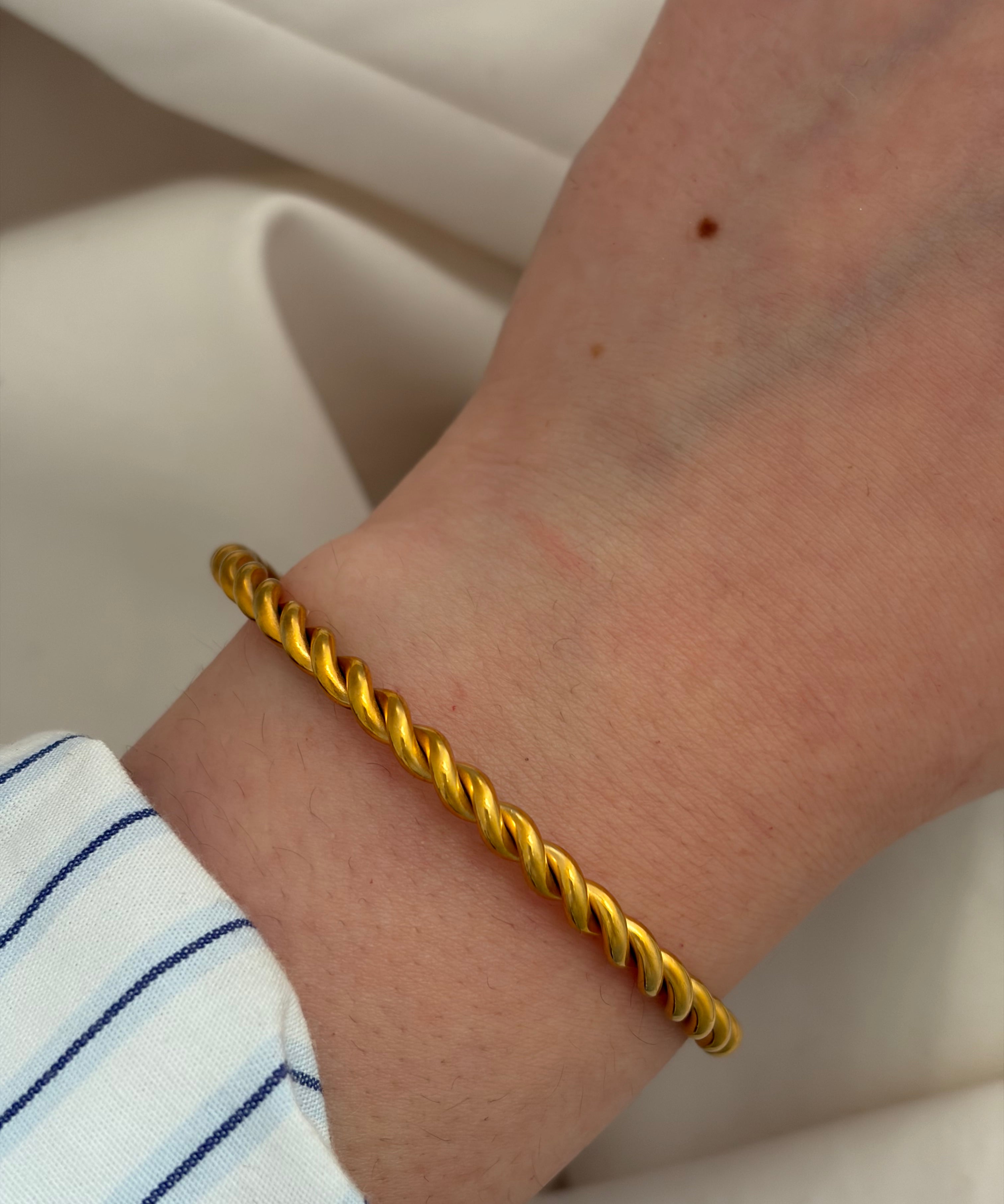 Swirl cuff