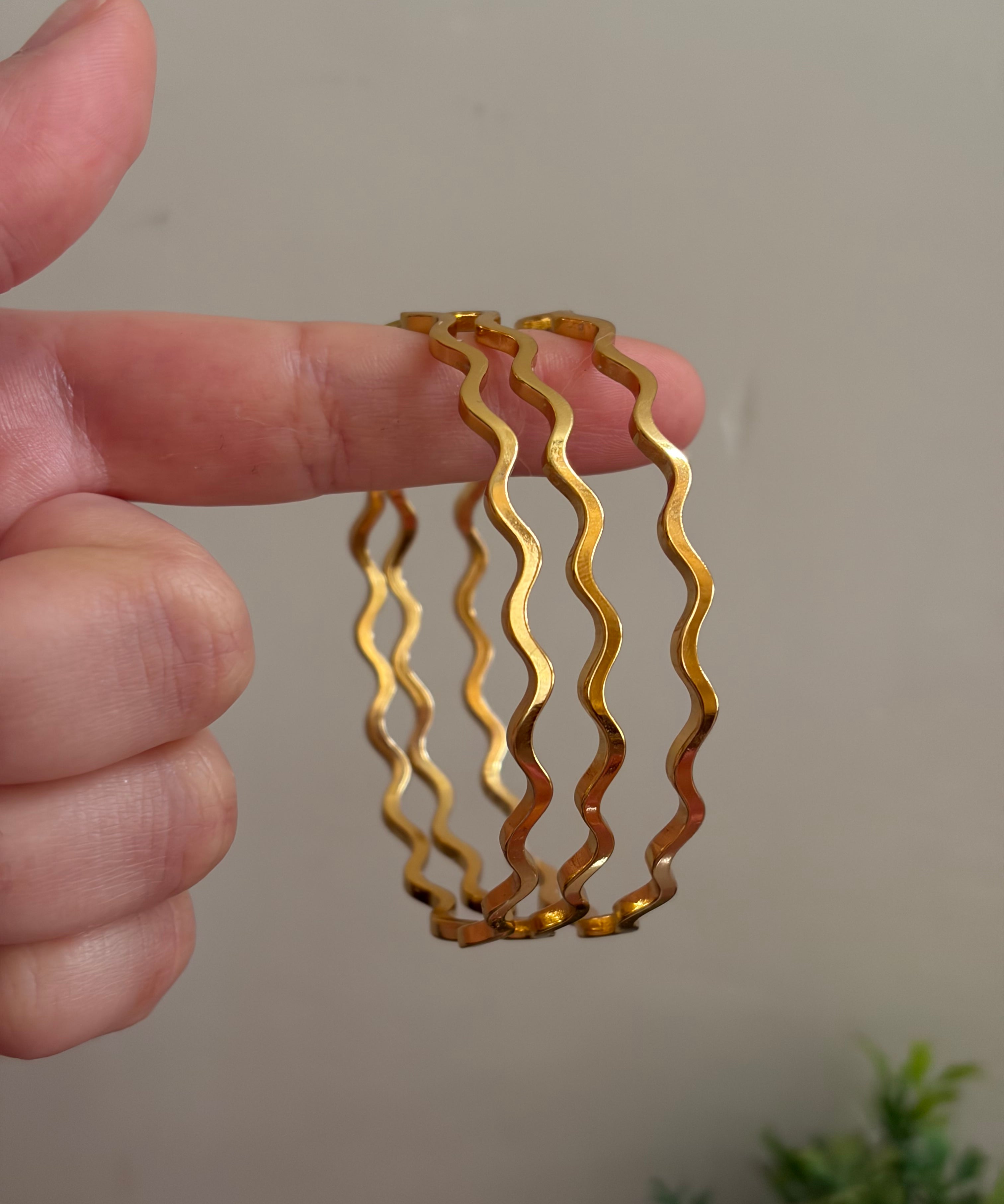 Wavy bangles