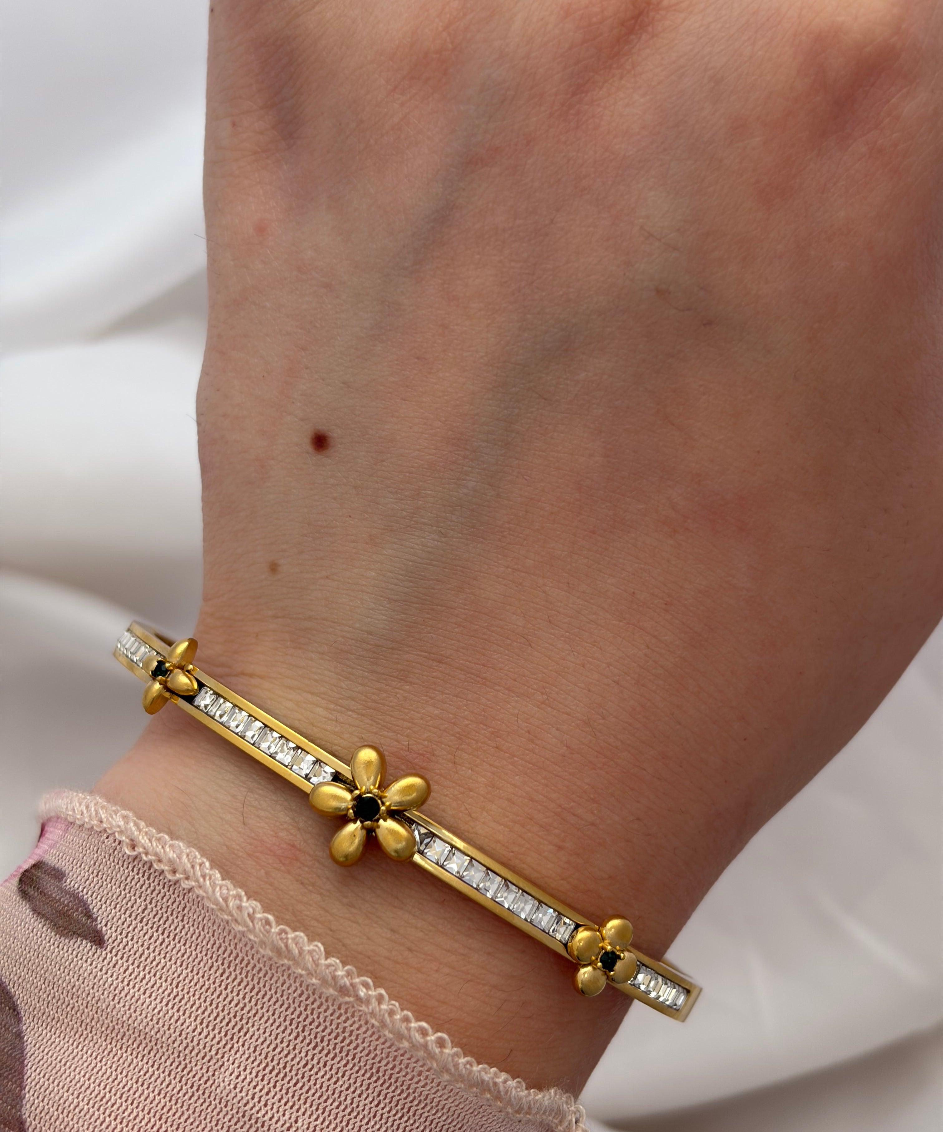 Flowing bracelet