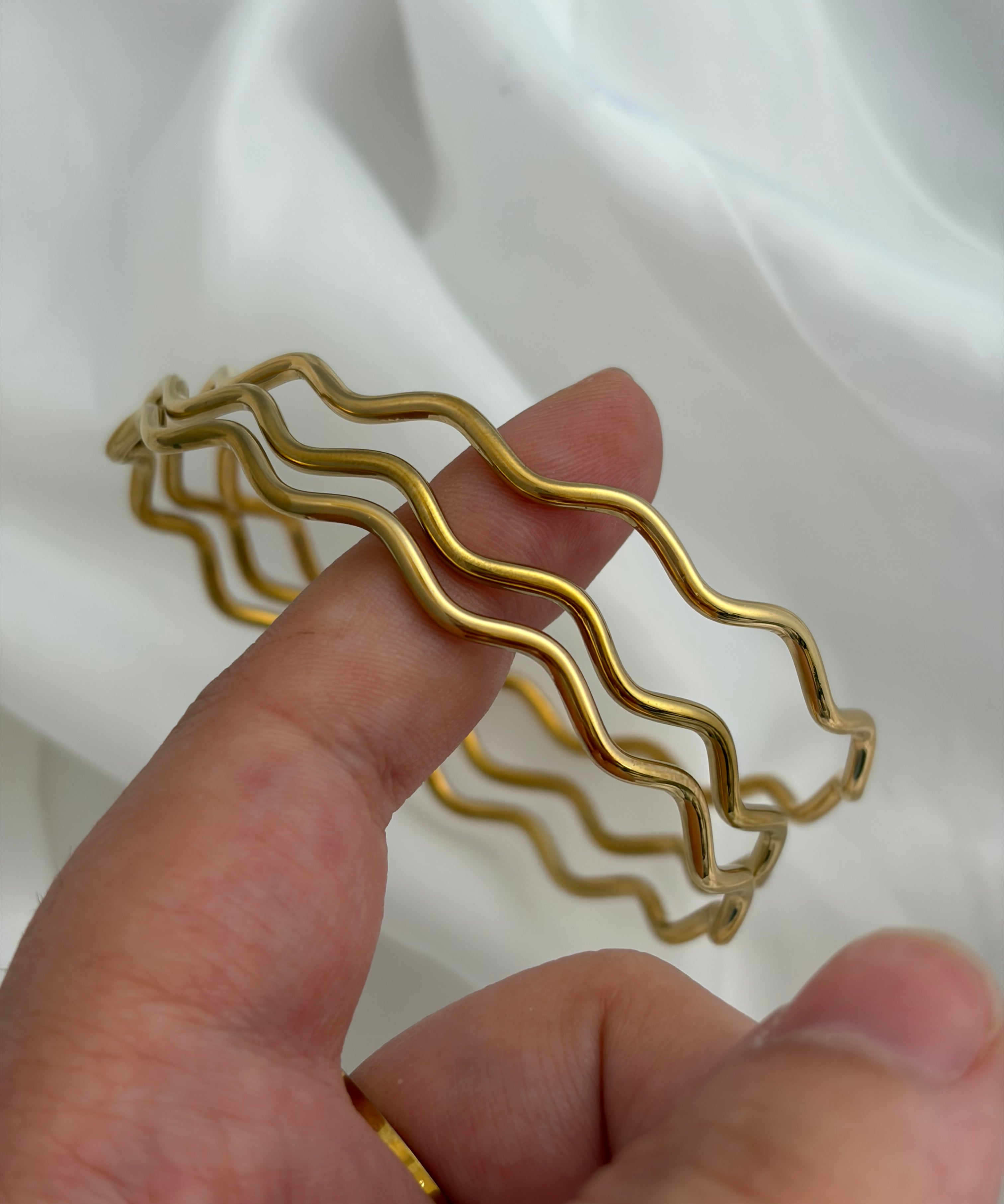 Wavy bangles