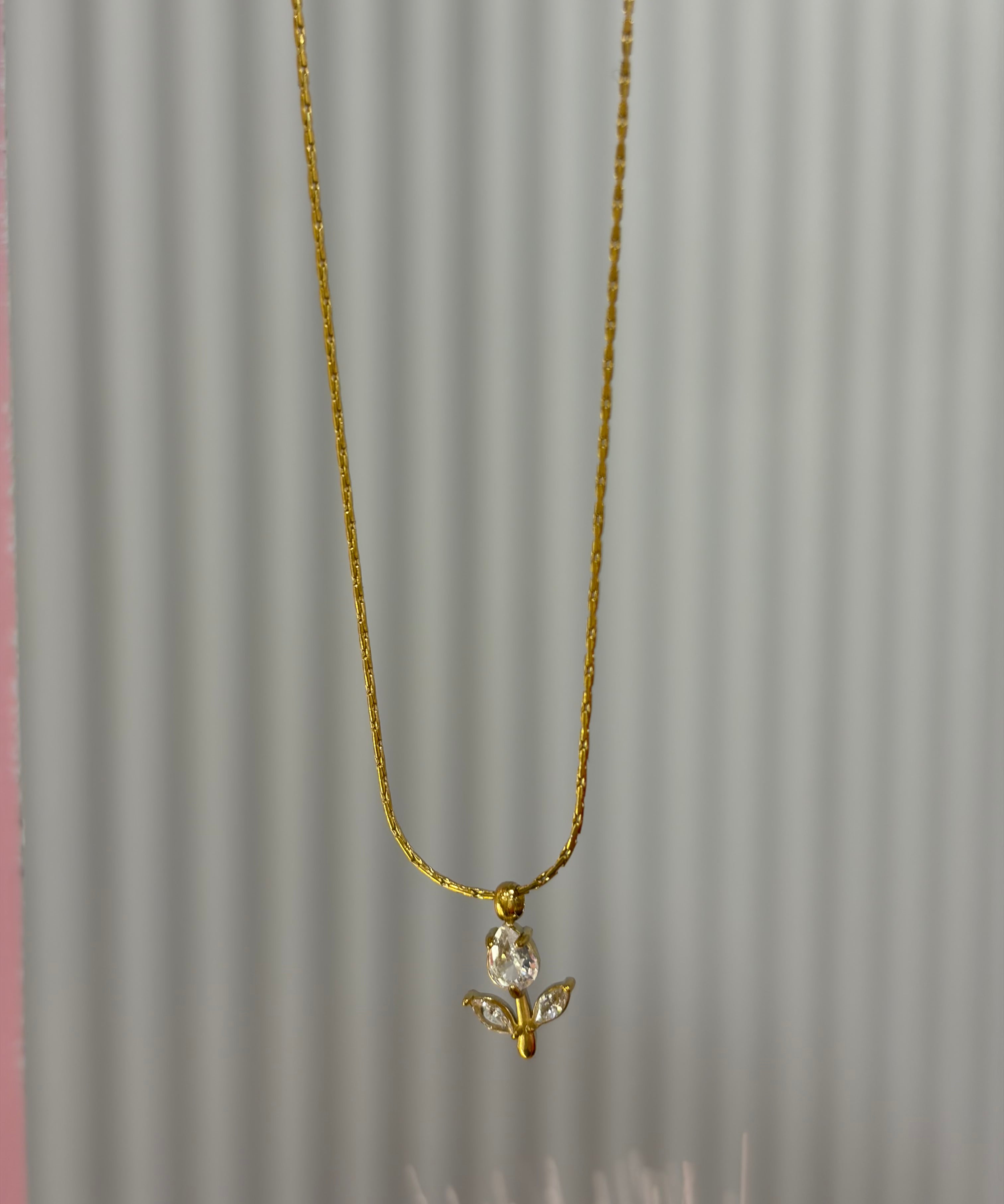 Minimal tulip necklace