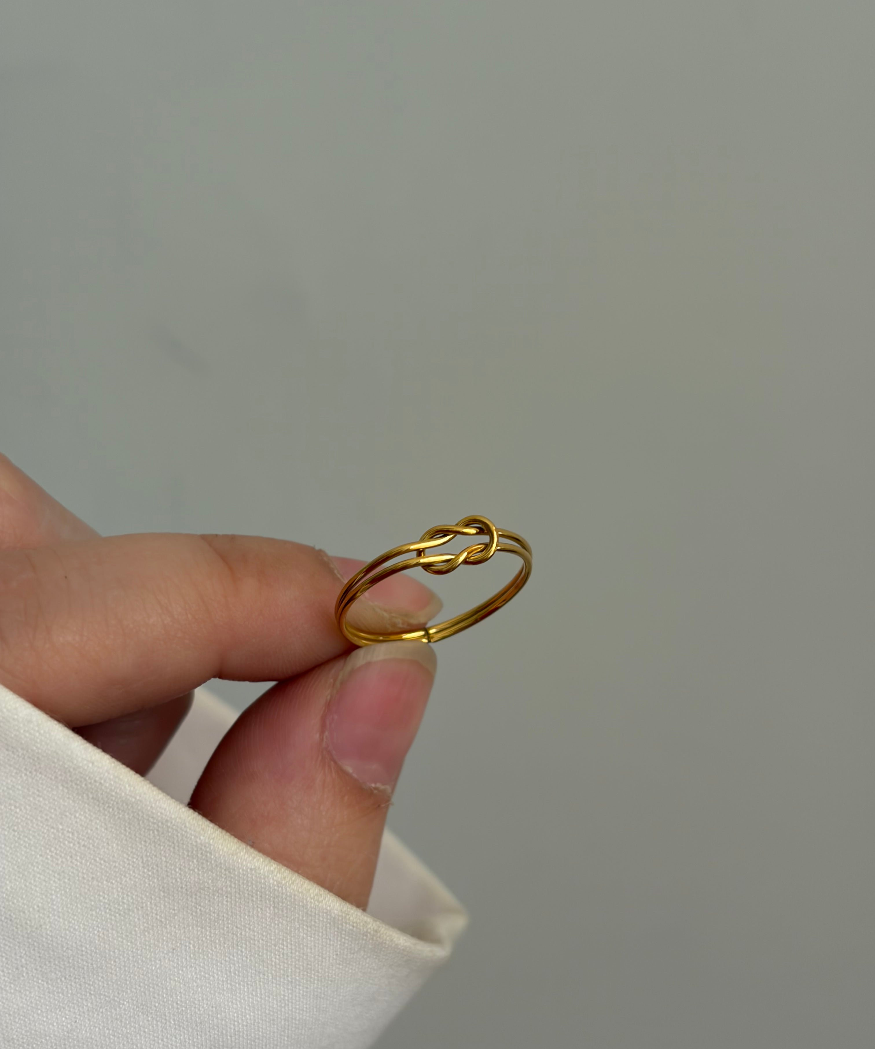 Double knot ring