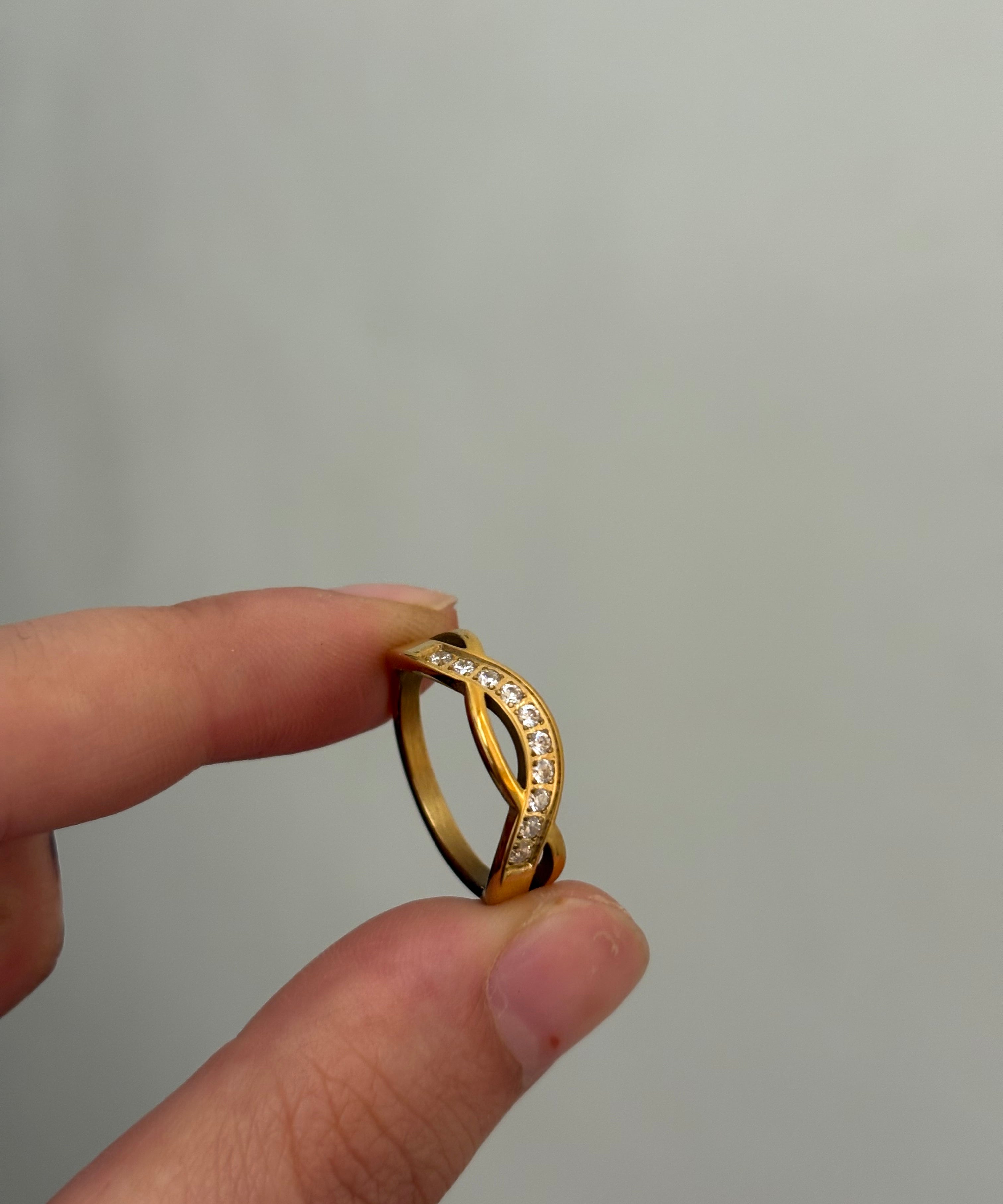 Curvy ring