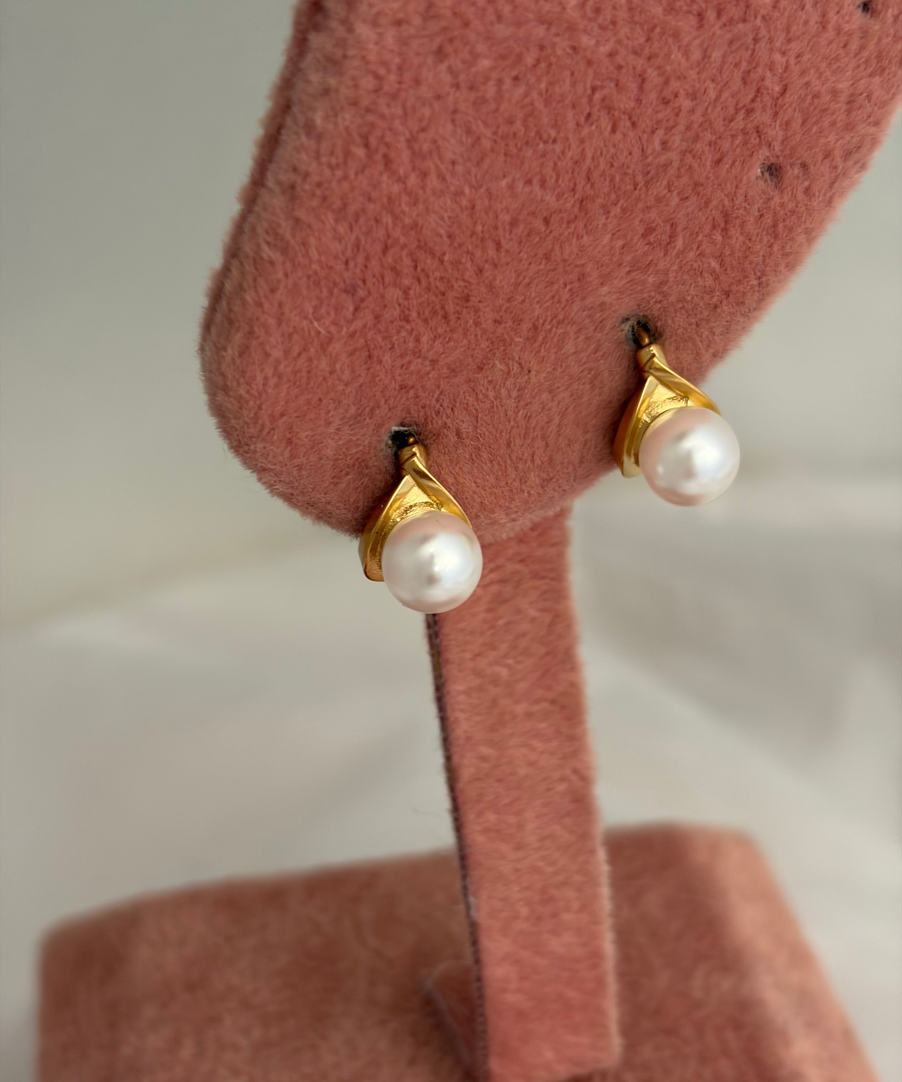 Pearl earring