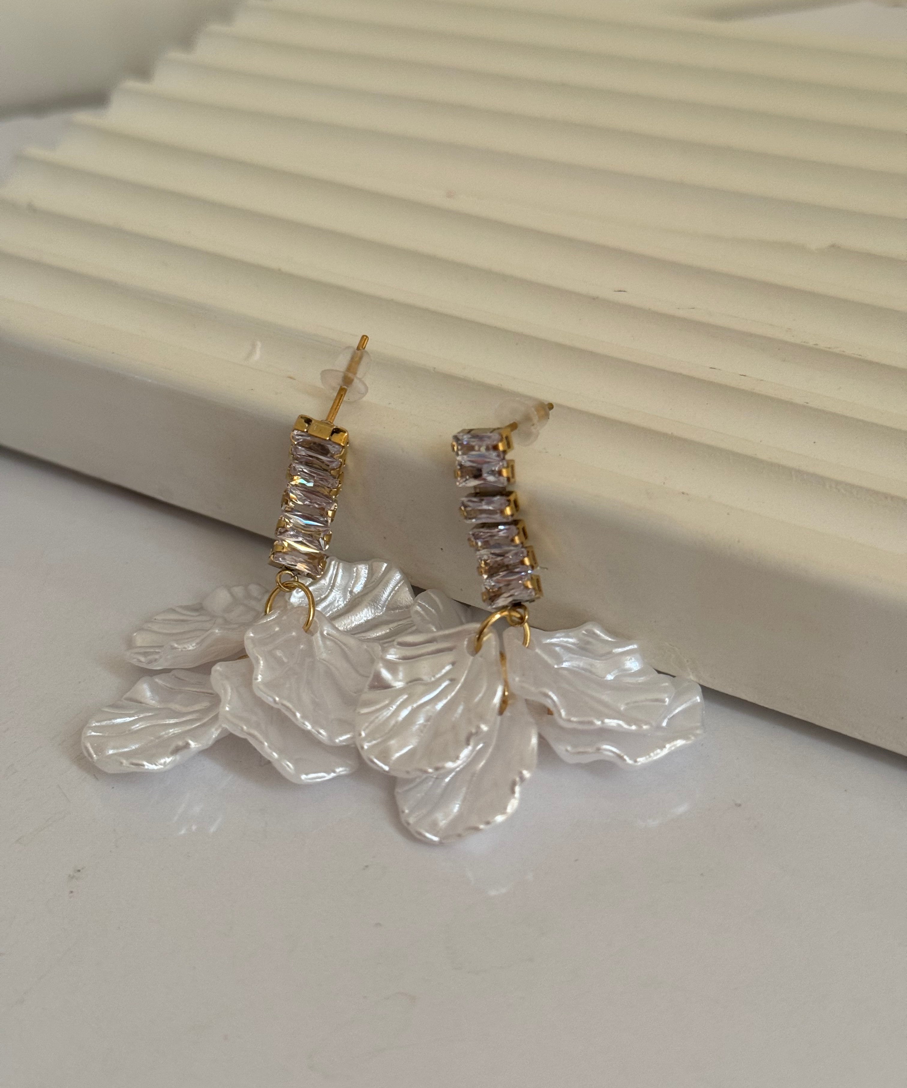 Rhinestone shell earring